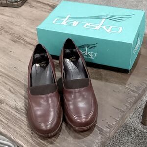 Dansko Noleen Kahlua brown leather pull on pump/shoes w 2 5" heels size 6.5 NWT